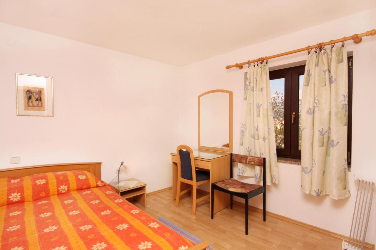 Apartments And Rooms With Parking Space Vrbnik, Krk - 5301 Extérieur photo