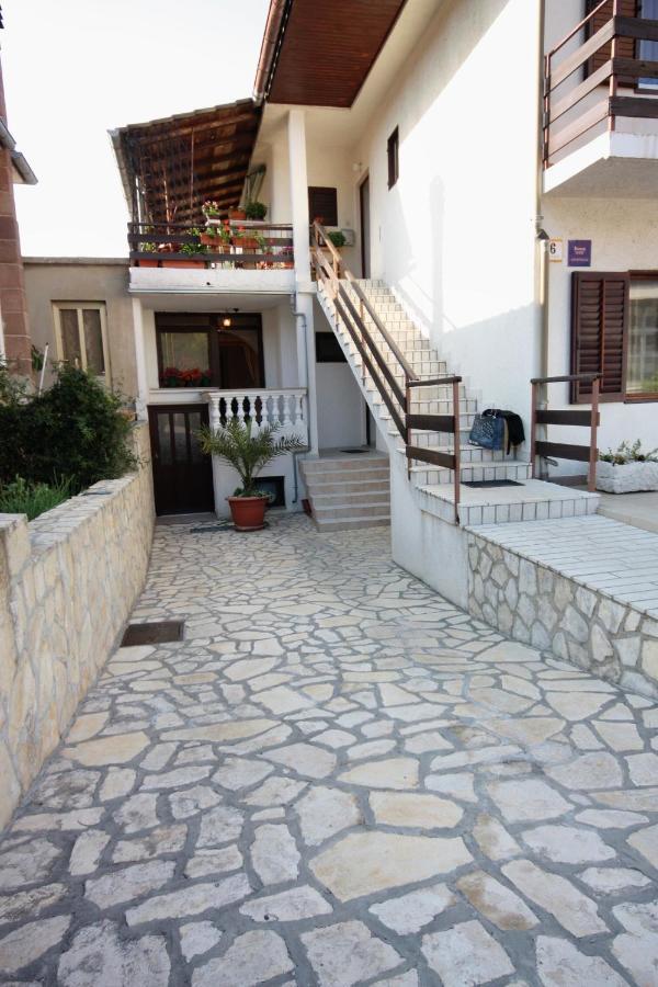 Apartments And Rooms With Parking Space Vrbnik, Krk - 5301 Extérieur photo
