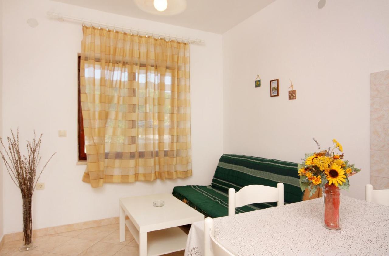 Apartments And Rooms With Parking Space Vrbnik, Krk - 5301 Extérieur photo