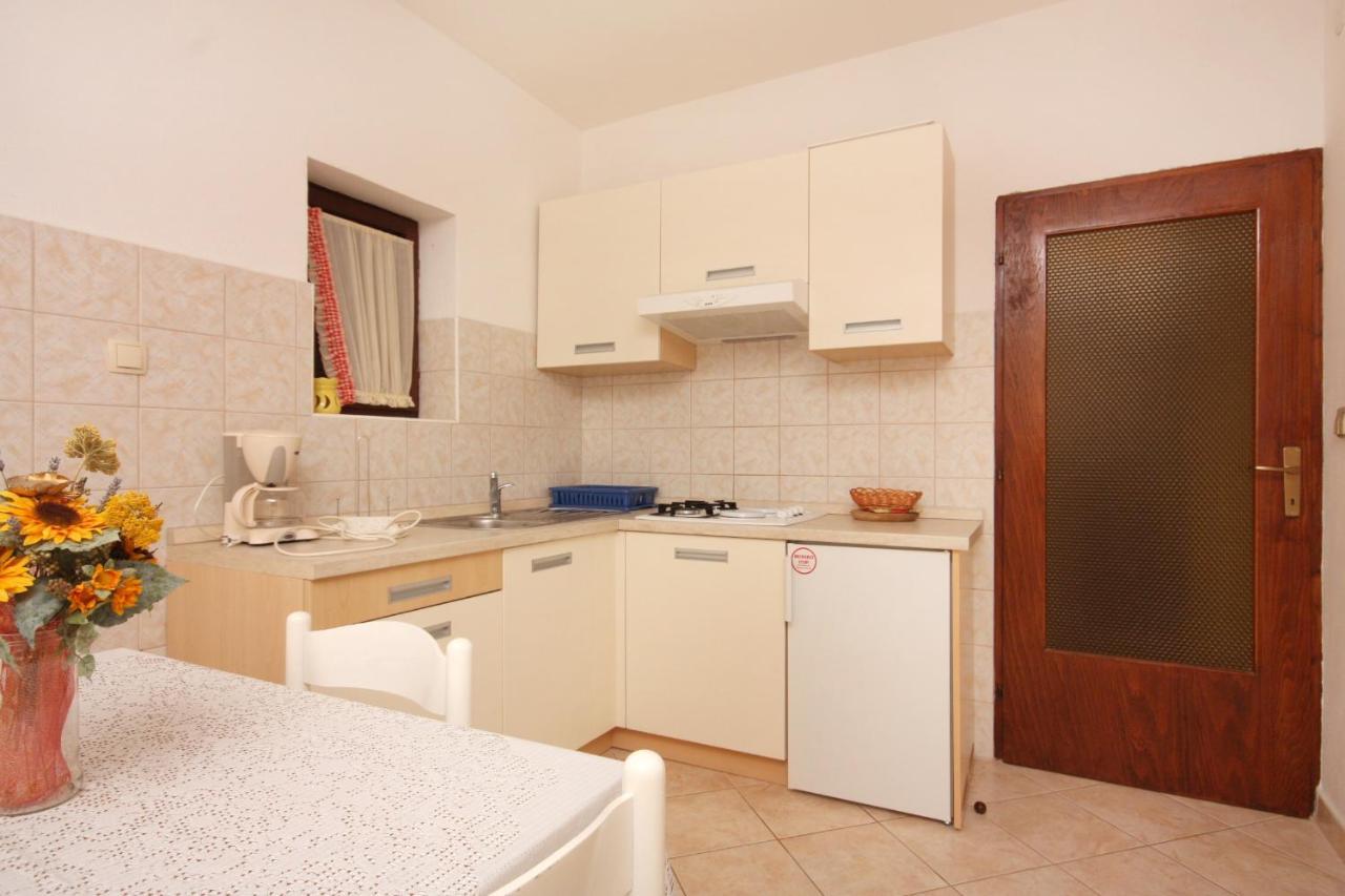 Apartments And Rooms With Parking Space Vrbnik, Krk - 5301 Extérieur photo