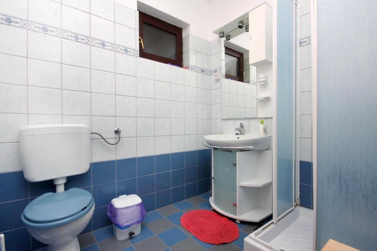 Apartments And Rooms With Parking Space Vrbnik, Krk - 5301 Extérieur photo