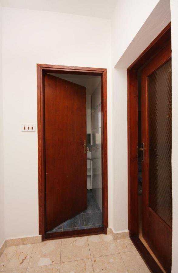 Apartments And Rooms With Parking Space Vrbnik, Krk - 5301 Extérieur photo
