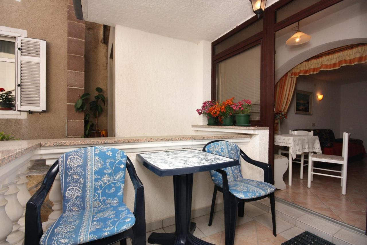 Apartments And Rooms With Parking Space Vrbnik, Krk - 5301 Extérieur photo