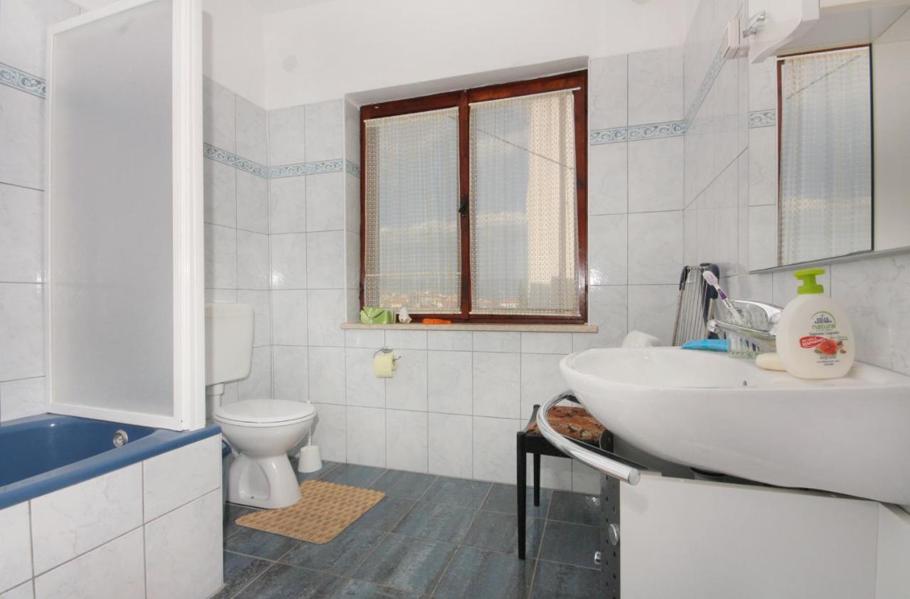 Apartments And Rooms With Parking Space Vrbnik, Krk - 5301 Extérieur photo